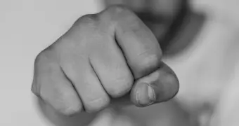 Группа мужчин из-за замечания сломала челюсть россиянину