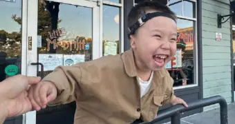 Жителей Мангистау просят помочь трехлетнему малышу из Жанаозена начать слышать мир самостоятельно