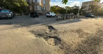 Подрядчиков не нашлось: в акимате Мангистау ответили на претензии жителей о разрушенном асфальте