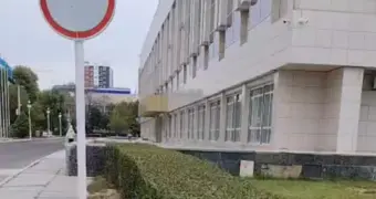 Разбитые плиты у здания областного акимата возмутили жителя Актау