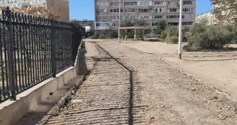 Допросились: в 11 микрорайоне Актау меняют тротуар перед школой