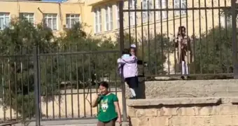 Ворота закрыты: в Актау дети покидают школу, перелезая через забор (видео)