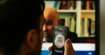 Внезапные зависания и разряд батареи: эксперт объяснил, кто следит за вами и как защититься