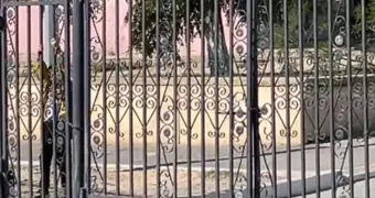 Школьные ворота закрыли «от посторонних» в Актау: вопрос пожарной безопасности остался открытым