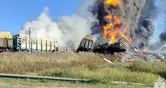 В России сошли с рельсов и загорелись 18 вагонов с бензином (видео)
