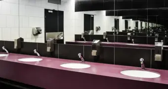 Видео с казахстанцем, моющим ноги в раковине ТРЦ, вызвало споры