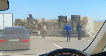 Фура перевернулась на трассе Актау – Жетыбай