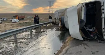 В результате опрокидывания фуры произошла утечка нефтепродуктов на трассе Актау-Жанаозен