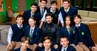 Павел Дуров сфотографировался с казахстанскими школьниками