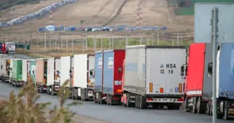 Казахстанская граница превратилась в гигантскую парковку для китайских фур