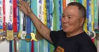 Алматинский пенсионер переплыл пролив между Корсикой и Сардинией