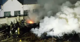 Масштабный пожар на древесном рынке тушили в пригороде Актау (видео)