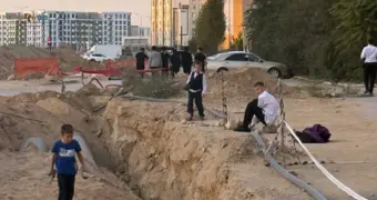 Пешком не пройти, на машине не доехать: жители Актау возмущены затянувшимися ремонтными работами на сетях