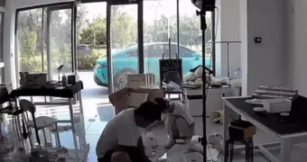 В Китае электромобиль Xiaomi неожиданно завёлся и поехал без водителя (видео)