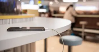 Зарядка в общественных местах может привести к взлому телефона