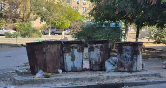 Город или свалка? Разрушенные контейнеры превращают Актау в помойку