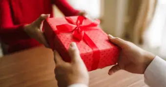 День учителя в Казахстане: какие подарки могут обернуться штрафом