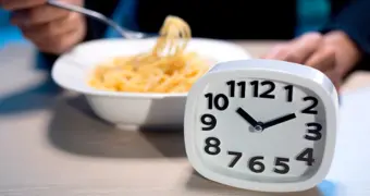 Правило «не есть после 18:00» безнадёжно устарело: диетолог назвала идеальное время для ужина