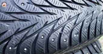 Штраф за езду на летних шинах зимой: сумма и риски для казахстанцев