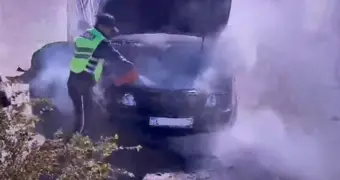 Полицейские в Жанаозене потушили горящий автомобиль