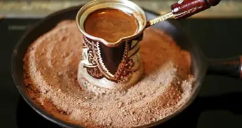 Врач назвал три полезные замены сахару в кофе