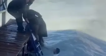 В Актау мужчина спас упавшую с пирса в море женщину