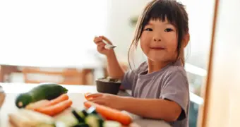 Многодетные семьи в Казахстане разделили на “бедных” и “богатых”: кого лишили бесплатного питания в детсадах