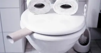 Врач рассказал, о каких проблемах сигнализирует моча цвета пива