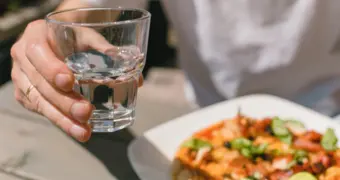 Развеян миф о том, что еду нельзя запивать водой