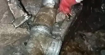 Трубы держатся на скотче: в Актау обслуживающую дом организацию обвинили в безответственности