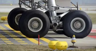 Инцидент с рейсом Костанай–Астана: у самолёта Qazaq Air загорелось колесо