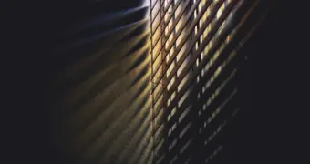 Житель Актау пытался проникнуть в чужую квартиру с ножом (видео)