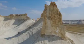 Инопланетные пейзажи Мангистау: британские журналисты показали древние земли, скрывавшиеся под океаном