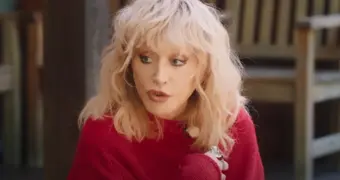 Пугачева продолжает получать пенсию в России и выводит миллионы за границу