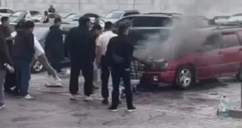 Жители Актау бросились тушить загоревшийся Subaru – момент попал на видео