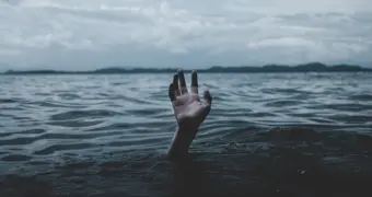 Жители Актау сообщают об утонувшем в Каспии человеке