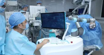 Революция в нейрохирургии: робот с ИИ впервые оперирует мозг в Казахстане