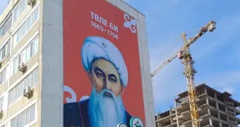 Жители Актау предложили заменить плакаты на фасадах домов муралами