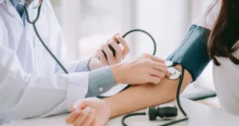 Кардиолог назвал пять простых способов снизить давление без таблеток