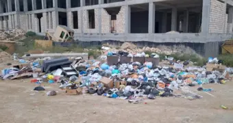 Мусорные горы за заброшенной стройкой «выросли» в Актау