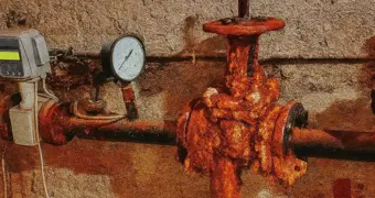 Без КСК и с прогнившими трубами: власти Актау прокомментировали ситуацию с проблемным домом