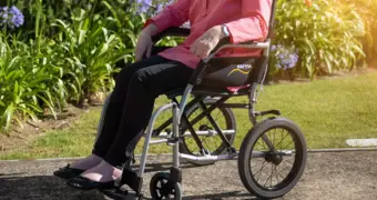 В суде Астаны обрушился подъемник для инвалидов: пострадала женщина-колясочница