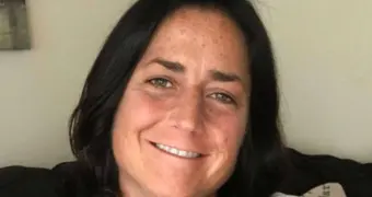 В США сотрудница школы погибла после удара ученицы ногой в грудь