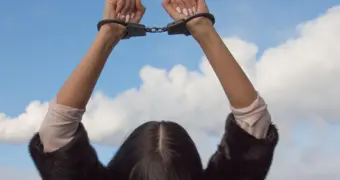 В США женщину арестовали за поддельные кадры «изнасилования», созданные ИИ