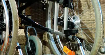 В суде Астаны обрушился подъемник с женщиной на коляске: начата проверка