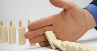 Дешевый бензин и замороженные тарифы обойдутся дороже, чем кажется — эксперт