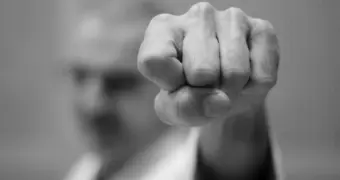 Прямо во время урока: в Семее учитель физкультуры ударил школьника по лицу