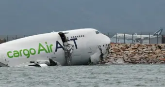 В Гонконге Boeing 747 скатился с полосы и упал в море