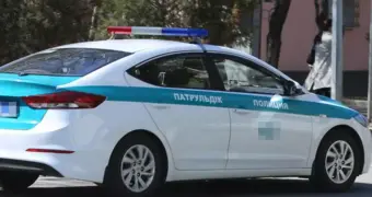 В Казахстане сняли на видео мужчину в полицейской форме в невменяемом состоянии