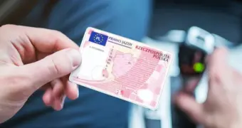 ЕС обновляет правила получения водительских прав: что изменится и почему это важно знать казахстанцам